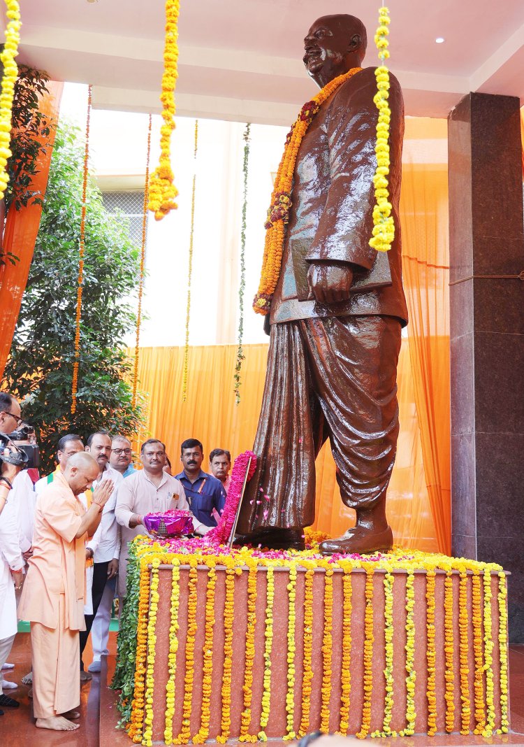 मुख्यमंत्री ने डॉ. श्यामा प्रसाद मुखर्जी के बलिदान दिवस पर उनकी प्रतिमा पर की पुष्पांजलि