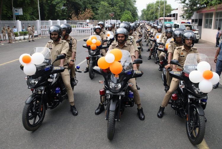 मुख्यमंत्री ने यूपी-112 द्वितीय चरण के अंतर्गत उच्चीकृत पीआरवी को हरी झंडी दिखाकर रवाना किया