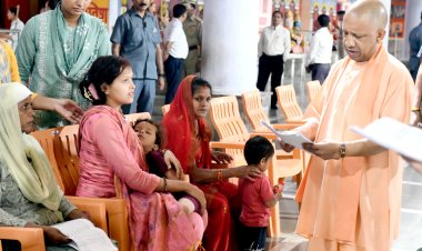 जनता दर्शन में सीएम योगी ने सुनीं करीब 400 लोगों की समस्याएं, महिलाओं की संख्या रही अधिक