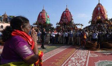 राष्ट्रपति भगवान जगन्नाथ की रथयात्रा में सम्मिलित होकर भाव विभोर हुईं