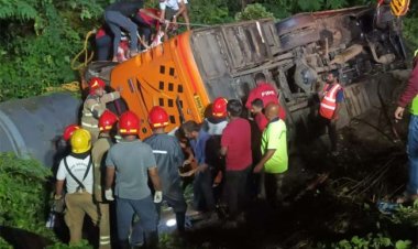 नवी मुंबई में सड़क हादसा, टक्कर के बाद बस खाई में गिरी, पांच की मौत, 42 घायल