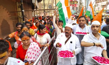 सावन के पहले सोमवार पर काशी में मुस्लिम बंधुओं ने शिवभक्तों पर बरसायें गुलाब