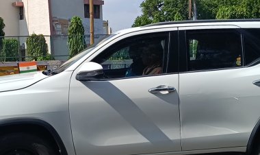 मुख्यमंत्री योगी आदित्यनाथ पहुंचे वाराणसी, बाबा विश्वनाथ का दर्शन पूजन करेंगे