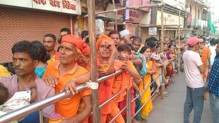 सावन माह का पहला सोमवार: काशीपुराधिपति के दरबार में कांवड़ियों और शिवभक्तों का रेला