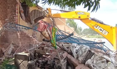 अयोध्या सामूहिक दुष्कर्म मामला : फुल एक्शन में योगी सरकार, आरोपी की बेकरी पर चला बुलडोजर