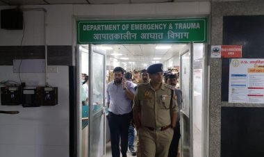 आगरा-लखनऊ एक्सप्रेस-वे पर कार से टक्कर के बाद बस बेकाबू होकर 50 फीट गड्ढे में गिरी, 06 लोगों की मौत, कई घायल