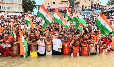 सावन के तीसरे सोमवार पर तिरंगा लेकर गंगा स्वच्छता का कांवड़ियों ने लिया संकल्प