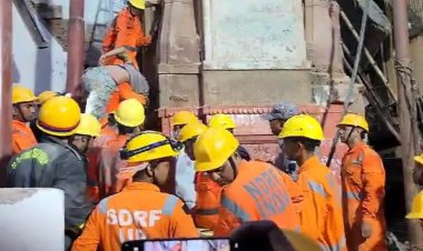 वाराणसी में काशी विश्वनाथ मंदिर के पास दो घर ढहे, मलबे में कई लोगों के दबे होने की आशंका, चार लोग निकाले गए