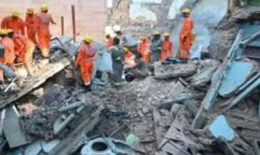 प्रधानमंत्री ने वाराणसी में मकान गिरने की घटना में मंडलायुक्त से लिया पीड़िताें का हालचाल