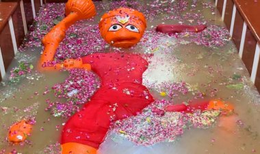 संगमनगरी में मॉं गंगा ने लेटे हनुमानजी का किया जलाभिषेक