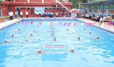 रिमझिम फुहारों के बीच तैराकों ने पूल में दिखाई प्रतिभा