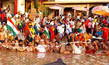 सावन के आखिरी सोमवार पर गंगा को बांधा रक्षा सूत्र, करेंगे गंगा की रक्षा