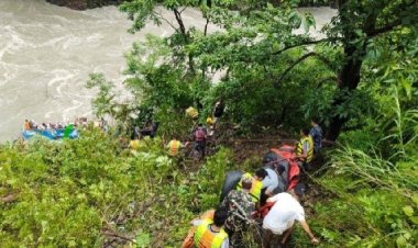 भारतीय पर्यटकों की बस नेपाल की मार्स्यांगडी नदी में गिरी, 14 शव बरामद