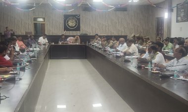 निस्तारण में डिफाल्टर पाये जाने पर 78 अधिकारियों का अगस्त का वेतन रूका