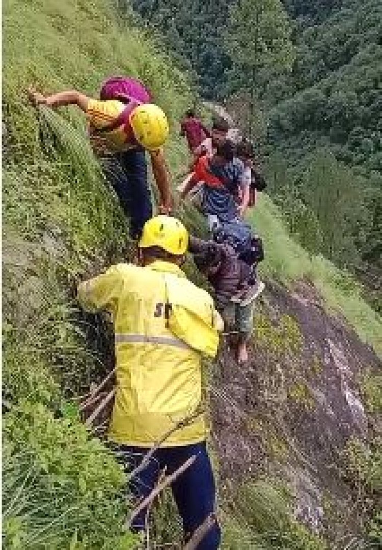 केदार घाटी आपदा : मजबूत इरादों के साथ पहाड़ी मार्ग से सुरक्षित रेस्क्यू में जुटी एसडीआरएफ टीम