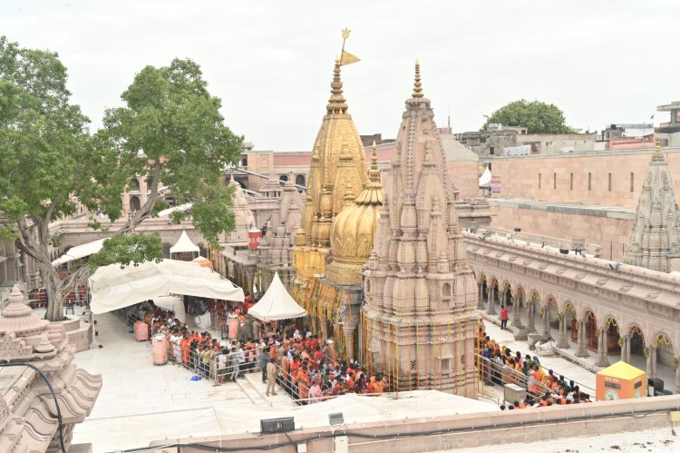 तीसरा सोमवार: बाबा विश्वनाथ का अर्धनारीश्वर श्रृंगार देख श्रद्धालु आह्लादित