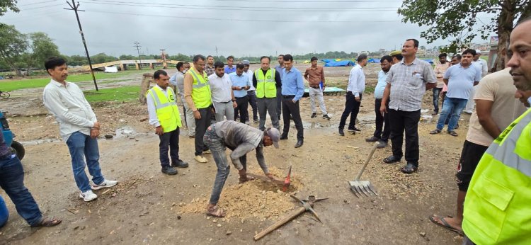 मण्डलायुक्त ने महाकुम्भ कार्यों का किया निरीक्षण, मिली अनियमितता