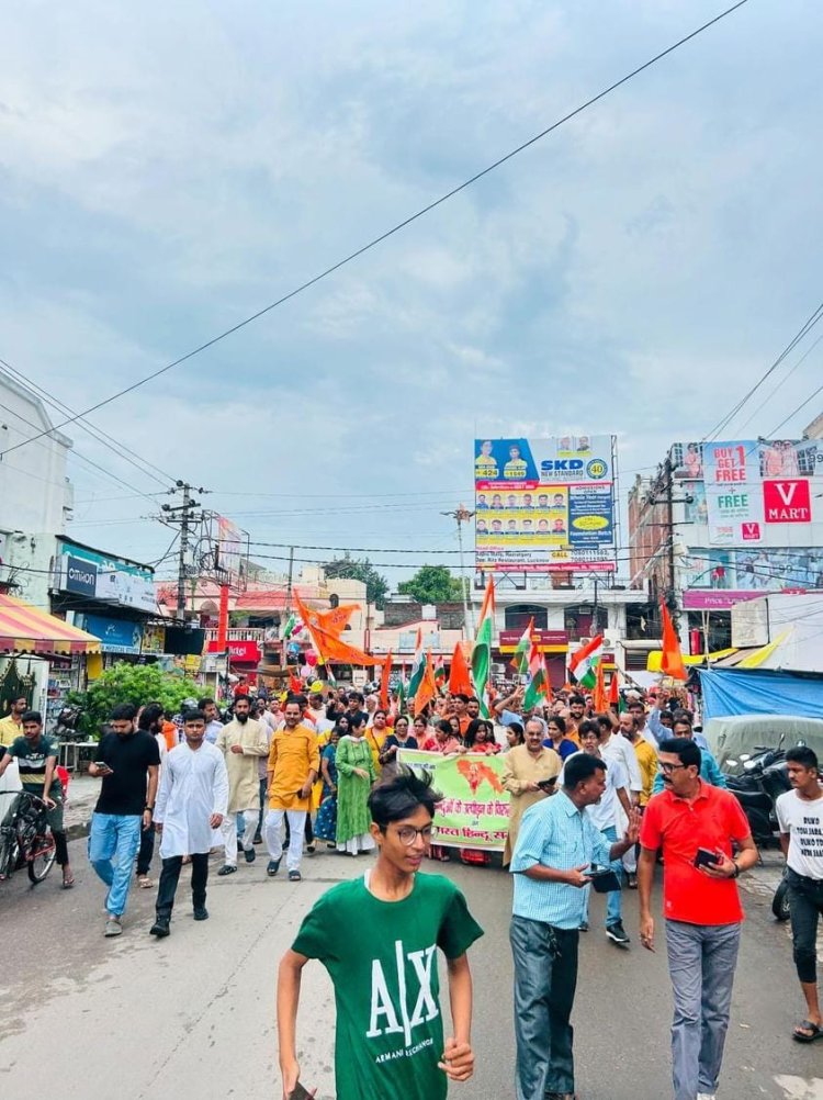 बांग्लादेशी हिंदुओं पर हो रहे अत्याचार के विरोध में हिंदू समाज ने निकाला आक्रोश मार्च