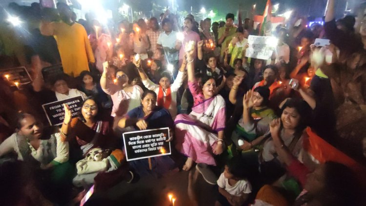 आरजीकर हत्याकांडः आधी रात को पश्चिम बंगाल की सड़कों पर उतरीं महिलाएं, मांगा न्याय