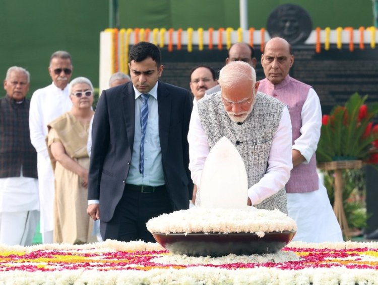 ‘सदैव अटल’ पर राष्ट्रपति, उपराष्ट्रपति, प्रधानमंत्री सहित नेताओं ने पुष्पांजलि अर्पित कर अटल जी को याद किया