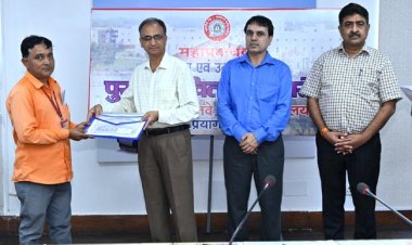 महाप्रबन्धक ने आठ रेल कर्मचारियों को दिया संरक्षा पुरस्कार