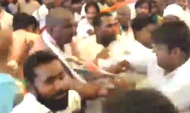 प्रयागराज में कांग्रेस के संविधान सम्मेलन में चले लात-घूसे, जमकर मारपीट