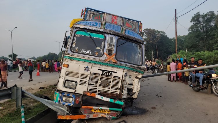 मीरजापुर सड़क हादसा: मृतक मजदूराें के परिजनों को दो-दो लाख रुपये की आर्थिक मदद