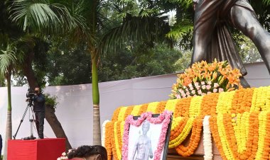 राष्ट्रपति द्रौपदी मुर्मू  15 नवंबर, 2024 को संसद भवन परिसर धरती में आबा भगवान बिरसा मुंडा की 150वीं जयंती के अवसर पर उनको पुष्पांजलि अर्पित करते हुए। 