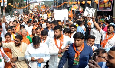 कानपुर में सीसामऊ में मुख्यमंत्री योगी जी के रोड शो में उमड़ा जन सैलाब का छायाचित्र