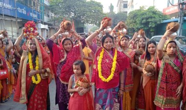 वाराणसी : प्रभात फेरी निकाल कर राणी सती दादी के चरणों में कलश व ध्वजा अर्पित