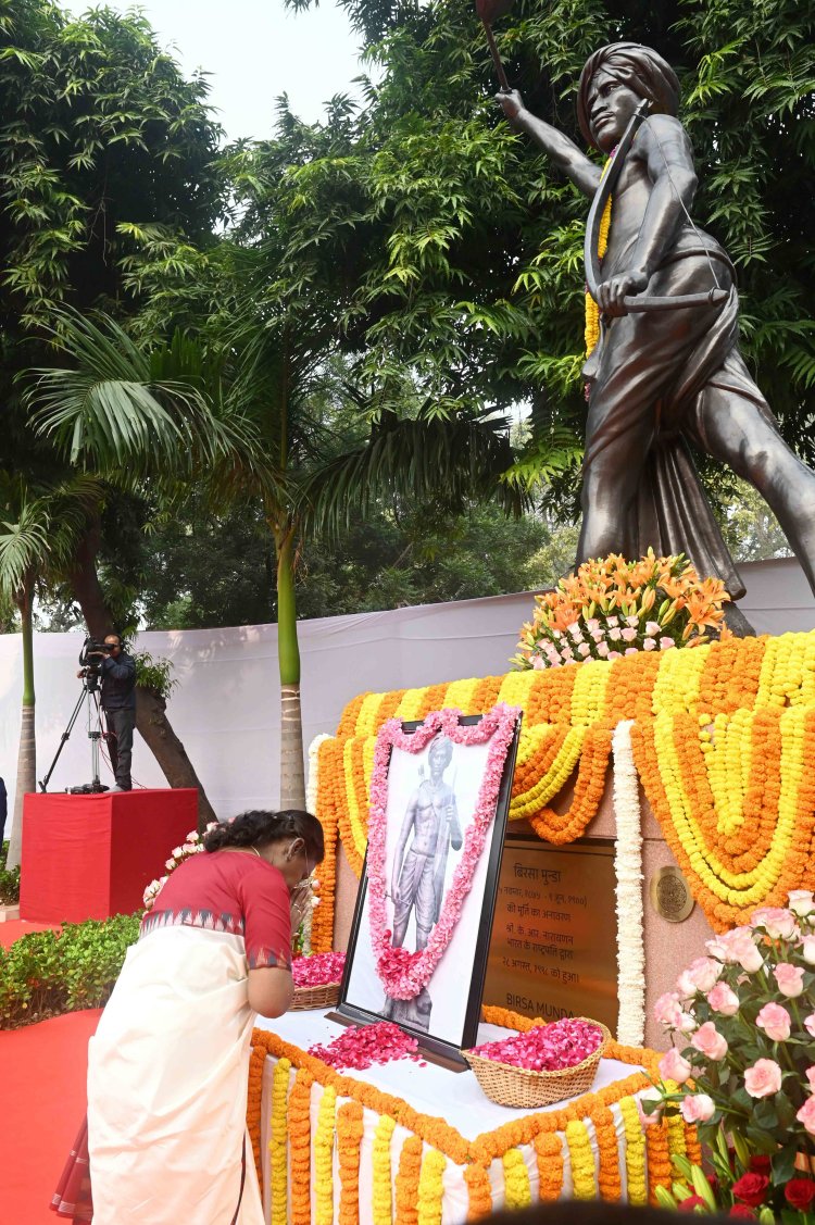 राष्ट्रपति द्रौपदी मुर्मू  15 नवंबर, 2024 को संसद भवन परिसर धरती में आबा भगवान बिरसा मुंडा की 150वीं जयंती के अवसर पर उनको पुष्पांजलि अर्पित करते हुए। 