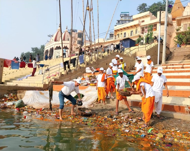 देव दीपावली के बाद नमामि गंगे ने वेदपाठी बटुकों के साथ गंगा तट पर चलाया स्वच्छता अभियान