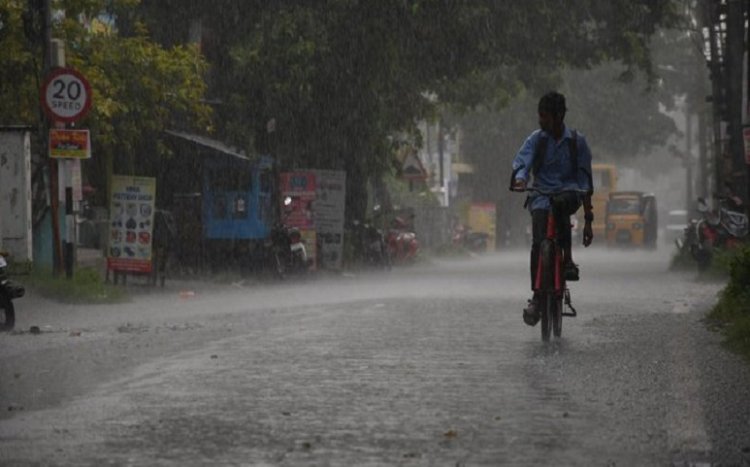 चक्रवात फेंगल के आज समुद्र तट से टकराने की संभावना, तमिलनाडु और पुडुचेरी में उठ रही ऊंची लहरें, तेज हवा के साथ हो रही बरसात