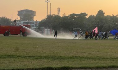 वाराणसी: बलवा ड्रिल में पुलिस कर्मियों ने दागे आंसू गैस के गोले,दंगा नियत्रण के गुर सीखे