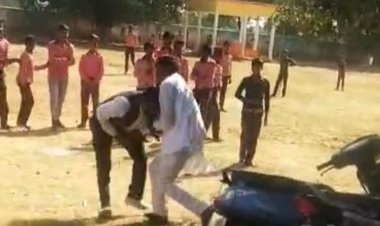 शिक्षक को ग्राम प्रधान ने चप्पलों से पीटा, वीडियो वायरल