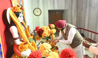 केंद्रीय मंत्री रवनीत सिंह ने किया गुरु गोरखनाथ का दर्शन-पूजन