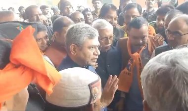 रेलमंत्री अश्विनी वैष्णव पहुंचे बनारस स्टेशन,निरीक्षण के बाद विशेष ट्रेन से प्रयागराज जाएंगे