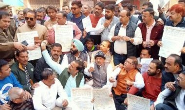 आरटीओ आफिस में वसूली के विरोध में ट्रांसपोर्टरों ने दिया धरना, सौंपी चाबी