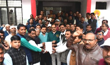 उप्र माध्यमिक शिक्षक संघ ने डीआईओएस कार्यालय पर प्रदर्शन कर मुख्यमंत्री को भेजा ज्ञापन