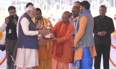 प्रधानमंत्री मोदी ने संगम नोज में कुम्भ कलश का किया कुम्भाभिषेक