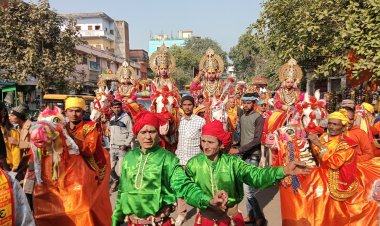 काशी विश्वनाथ धाम लोकार्पण के वर्षगांठ पर निकली भव्य शोभायात्रा,महाकुम्भ की झांकी आकर्षण