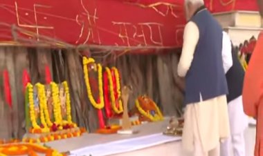 प्रधानमंत्री ने प्रयागराज में अक्षय वट की पूजा-अर्चना की