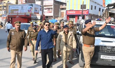वाराणसी में जाम की बाधा को दूर करने के लिए सीपी मोहित अग्रवाल सड़क पर उतरे  —