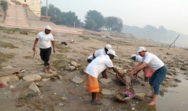 नमामि गंगे ने आदि केशव घाट पर चलाया स्वच्छता अभियान