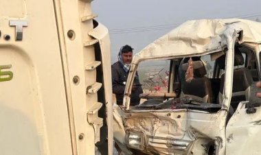 स्कूल वैन और टैंकर की भिड़ंत में छात्र सहित दो की मौत