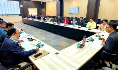 कानपुर में जिला अधिकारी की अध्यक्षता में खाद एवं रसद विभाग की कार्यों की समीक्षा बैठक करते हुए जिला अधिकारी का छायाचित्र