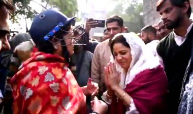 कानपुर में महापौर से अतिक्रमण रुकवाने का हाथ जोड़कर निवेदन करती विधायिका नसीम सोलंकी का छायाचित्र