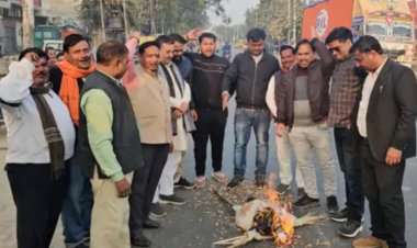 भाजपा सांसदों से धक्कामुक्की का विरोध, कांग्रेस का पुतला दहन