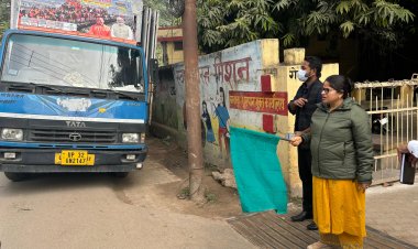 महाकुंभ जागरूकता: जिलाधिकारी ने दो एलईडी प्रचार वाहनों को दिखाई हरी झंडी