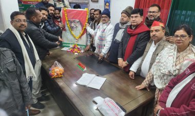 लोकबंधु राज नारायण की 38वीं पुण्यतिथि पर सपाइयों ने दी पुष्पांजलि